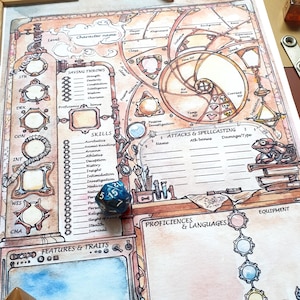 以下が含まれることがあります： テーブルトークRPG用の、スチームパンクをテーマにした詳細なキャラクターシート。シートには、複雑なデザイン、ステータス、スキル、装備のラベル付きセクション、顕著なスパイラルデザインが施されています。青と白のサイコロがシートの上にあります。