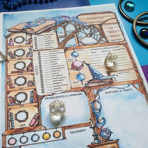 Könnte beinhalten: Ein Dungeons and Dragons Charakterbogen mit einem Bücherregal-Design. Das Blatt enthält Abschnitte für Rettungswürfe, Fertigkeiten, Angriffe und Zauberwirken, magische Gegenstände, Eigenschaften und Merkmale, Fertigkeiten und Sprachen sowie Ausrüstung. Es befinden sich zwei Würfel auf dem Blatt, einer mit einer 20 und der andere mit einer 8.