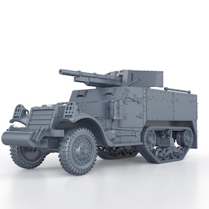 Può includere: Un modello grigio di un mezzo militare semicingolato blindato con un cannone montato sulla parte superiore. Il veicolo ha un sistema di cingoli sulle ruote posteriori e un'ampia area di carico aperta.