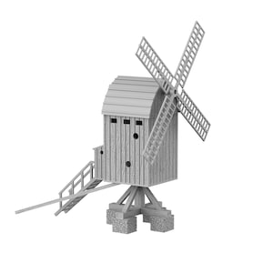 Op de afbeelding: Een grijs houten windmolenmodel met een schuin dak en vier wieken. De windmolen heeft een kleine trap die naar een zijdeur leidt. De structuur wordt ondersteund door een houten basis en stenen fundering.