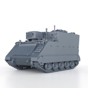 Op de afbeelding: Een grijs schaalmodel van een M113 gepantserd personeelsvoertuig met een hoekige romp, rupsbanden en een verhoogd achtercompartiment. Het voertuig bevat gedetailleerde buitenpanelen, een voorhelling en diverse op het dak gemonteerde onderdelen.