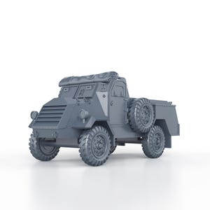 Puede incluir: Modelo gris de un vehículo militar blindado, con cuatro ruedas grandes y un neumático de repuesto. El vehículo tiene una parte delantera inclinada, un techo cubierto y una zona de carga trasera. Es una representación detallada de un camión militar vintage.