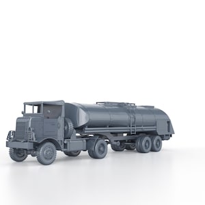 Op de afbeelding: Een grijs model van een vintage tankwagen. De vrachtwagen heeft een gedetailleerde cabine, grote banden en een cilindrische tank. Het model staat tegen een witte achtergrond, wat het ontwerp en de structuur benadrukt. De vrachtwagen heeft een ladder op de tank.