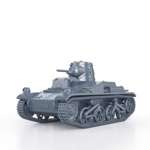 Könnte beinhalten: Ein silbernes Modell eines Panzers mit detailliertem Design. Der Panzer hat einen Turm mit einer Kanone und ein Kettenlaufwerk mit Rädern.