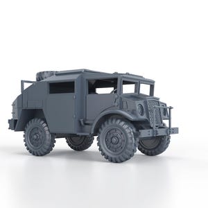 Op de afbeelding: Een grijs model van een militaire vrachtwagen met grote, getextureerde banden. De vrachtwagen heeft een hoekige cabine met ramen en een reserveband aan de achterkant. De voorkant heeft een grille en een bumper.