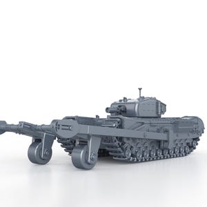 Peut inclure: Un modèle réduit gris d'un char Churchill équipé d'un dispositif de déminage à fléaux à l'avant. Le char possède une tourelle avec un canon court, des chenilles détaillées et deux grandes roues montées sur les bras métalliques avant étendus.