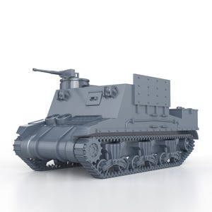 Puede incluir: Un modelo gris de un vehículo blindado militar con una torreta de cañón y orugas. El vehículo tiene un escudo trasero y está detallado con remaches y otras características.