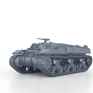 Op de afbeelding: Een grijs model van een militair rupsvoertuig met een geschutskoepel bovenop. Het voertuig heeft een lang, rechthoekig lichaam en een set rupsbanden aan elke kant.