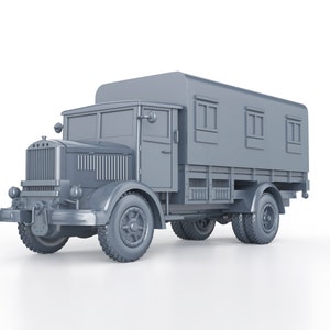 Op de afbeelding: Een grijze vintage vrachtwagen met een hoekige cabine en een gedetailleerde grille. De vrachtwagen heeft grote banden en een laadvloerontwerp, wat wijst op een klassiek of antiek voertuig. De afbeelding is een studio-opname met een witte achtergrond.