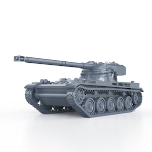 Peut inclure: Un modèle gris d'un char avec un long canon et une tourelle. Le char a des chenilles et des roues.