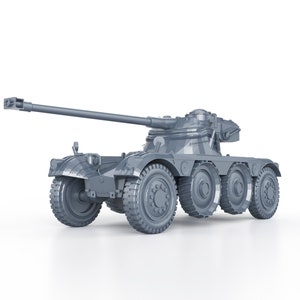 以下が含まれることがあります： 前面に大型の砲を搭載した灰色の装甲軍事車両。車両は6輪で、戦闘用に設計されています。