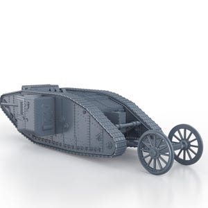 Op de afbeelding: Een grijs metalen model van een tank uit de Eerste Wereldoorlog. De tank heeft een groot, rond lichaam met rupsbanden aan de onderkant en wielen aan de achterkant. De tank heeft een kleine toren bovenop met een uitstekende kanonloop.