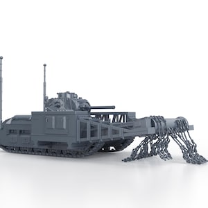 Op de afbeelding: Een grijs model van een tank met een gedetailleerd ontwerp, met een toren, rupsbanden en meerdere antennes. De tank heeft een complexe structuur met een voorste bevestiging van kettingen. Het model staat tegen een witte achtergrond.