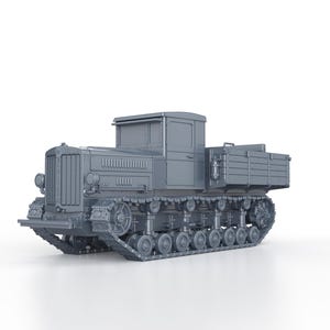 Op de afbeelding: Een grijs model van een rupsbandtractor, met een gedetailleerde cabine, grille en laadruimte achter. De tractor heeft meerdere wielen en rupsbanden, tegen een witte achtergrond. Het model is een gedetailleerde weergave van een vintage tractor.