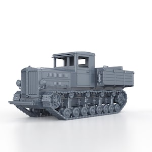 Op de afbeelding: Grijs model van een vintage tractor met een bak. De tractor heeft een cabine met een plat dak, koplampen en een grille. De tractor staat op rupsbanden en de wielen zijn zichtbaar.