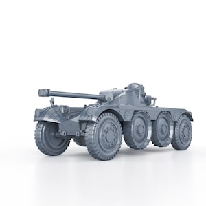 以下が含まれることがあります： 正面に大きな大砲が付いた、灰色の軍用装甲車のモデル。車は6輪で、白い背景の上にあります。