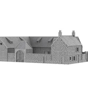 Puede incluir: Un modelo de granja de piedra gris con un patio amurallado. La granja tiene un techo a dos aguas y varias ventanas. El patio está rodeado por un muro de piedra con una puerta.
