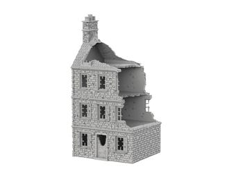 Puede incluir: Maqueta gris de un edificio en ruinas de tres pisos. La fachada de ladrillo tiene varias ventanas y una chimenea. El tejado y las paredes están parcialmente destruidos, revelando el interior.