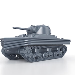 Könnte beinhalten: Ein graues Modell eines amphibischen Panzers mit einem großen, flachen Rumpf und einer langen, dünnen Kanone. Der Panzer hat eine Reihe von Ketten an der Unterseite und eine Reihe von Klappen an der Vorderseite.