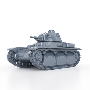 Op de afbeelding: Een grijs metalen model van een Franse tank met een gedetailleerd ontwerp. De tank heeft een toren met een kanon en rupsbanden aan de onderkant.