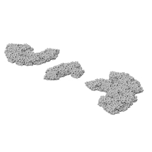 Op de afbeelding: Drie abstracte, grijze, getextureerde vormen zijn gerangschikt op een witte achtergrond. De vormen lijken te bestaan uit veel kleine, onregelmatige stukjes, waardoor ze een ruwe, poreuze uitstraling hebben. De opstelling suggereert beweging of richting.