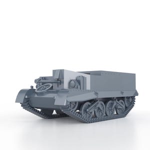 Peut inclure: Un modèle de char militaire en métal gris avec un système de chenilles et une tourelle de canon. Le char est sur un fond blanc.