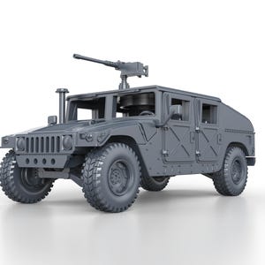 Può includere: Modello grigio di un Humvee militare con mitragliatrice montata. Il veicolo ha pneumatici grandi e robusti e un esterno dettagliato, tra cui una griglia anteriore, fari e specchietti laterali. Il modello è su sfondo bianco.