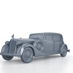 Op de afbeelding: Een zilveren vintage auto met een chromen grille en grote koplampen. De auto heeft een lange motorkap en een ruim interieur. De auto is geïsoleerd op een witte achtergrond.