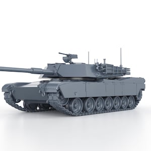 Op de afbeelding: Een grijs schaalmodel van een gevechtstank met een lang hoofdkanon, een op de koepel gemonteerd machinegeweer en een rupschassis met zeven loopwielen aan elke kant. De tank heeft een laag profiel met een platte romp en koepel.
