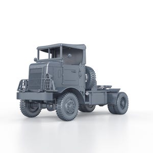 Op de afbeelding: Een grijs model van een vintage vrachtwagen. De vrachtwagen heeft een gedetailleerde grille, een cabine met een dak en grote, getextureerde banden. De vrachtwagen heeft een reserveband aan de zijkant en een trekhaak.