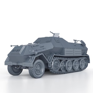 Peut inclure: Modèle gris d'un véhicule militaire semi-chenillé. Le véhicule a une conception carrée avec des roues à l'avant et des chenilles à l'arrière. Il comporte un canon sur le dessus et d'autres composants détaillés.