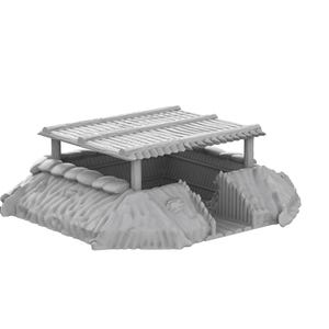 Pode incluir: Uma estrutura em miniatura, cinza claro, em estilo bunker, com telhado de colmo e paredes de sacos de areia. O modelo apresenta um design retangular com uma entrada aberta e um telhado inclinado suportado por postes de madeira. Ideal para jogos de mesa.