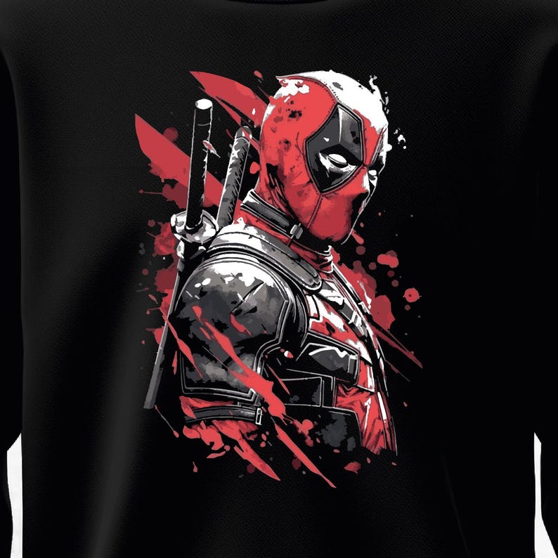 Puede incluir: Sudadera negra con una ilustraci&oacute;n estilizada de Deadpool. El gr&aacute;fico muestra a Deadpool con su traje rojo y negro, con espadas y salpicaduras rojas. La obra de arte tiene un estilo de c&oacute;mic.