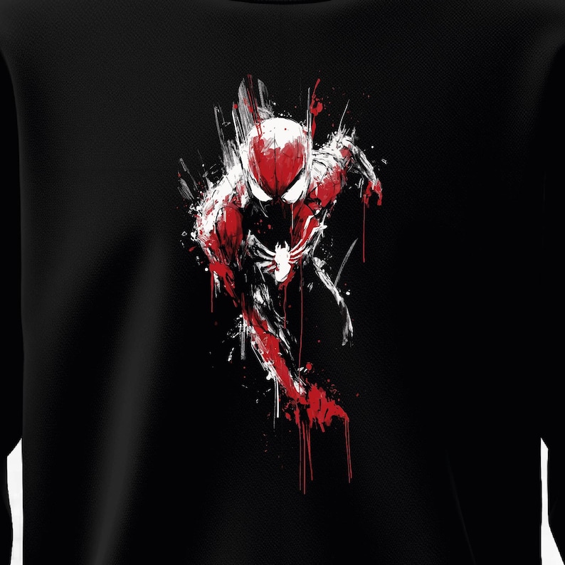 Puede incluir: Sudadera negra con una impactante representaci&oacute;n art&iacute;stica de Spider-Man. El dise&ntilde;o utiliza audaces pinceladas rojas y blancas sobre un fondo negro, creando un efecto visual din&aacute;mico. El superh&eacute;roe se representa en una pose de carrera.