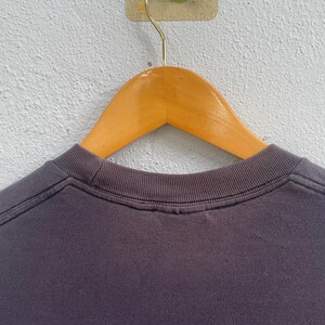 Op de afbeelding: Een donkergrijs T-shirt met een ronde hals.