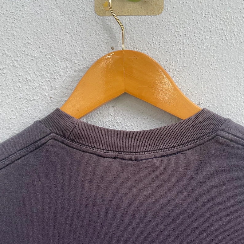 Op de afbeelding: Een donkergrijs T-shirt met een ronde hals.