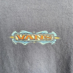 Camiseta vintage de Vans Skate - Camiseta gráfica negra desteñida - Logotipo tribal ondulado Y2K a doble cara - Estilo streetwear skater de los 90 imagen 6