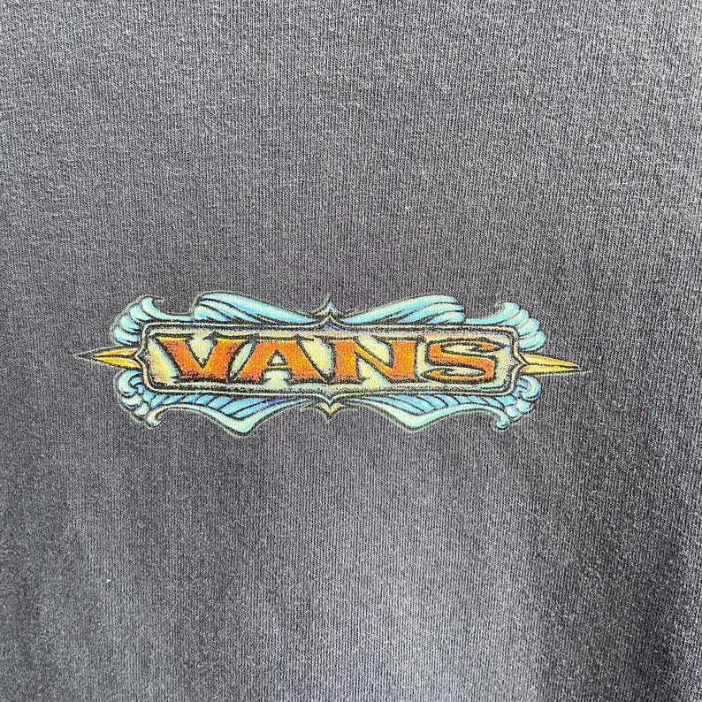 Camiseta vintage de Vans Skate - Camiseta gráfica negra desteñida - Logotipo tribal ondulado Y2K a doble cara - Estilo streetwear skater de los 90 imagen 6
