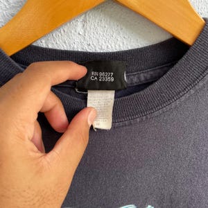 Camiseta vintage de Vans Skate - Camiseta gráfica negra desteñida - Logotipo tribal ondulado Y2K a doble cara - Estilo streetwear skater de los 90 imagen 5