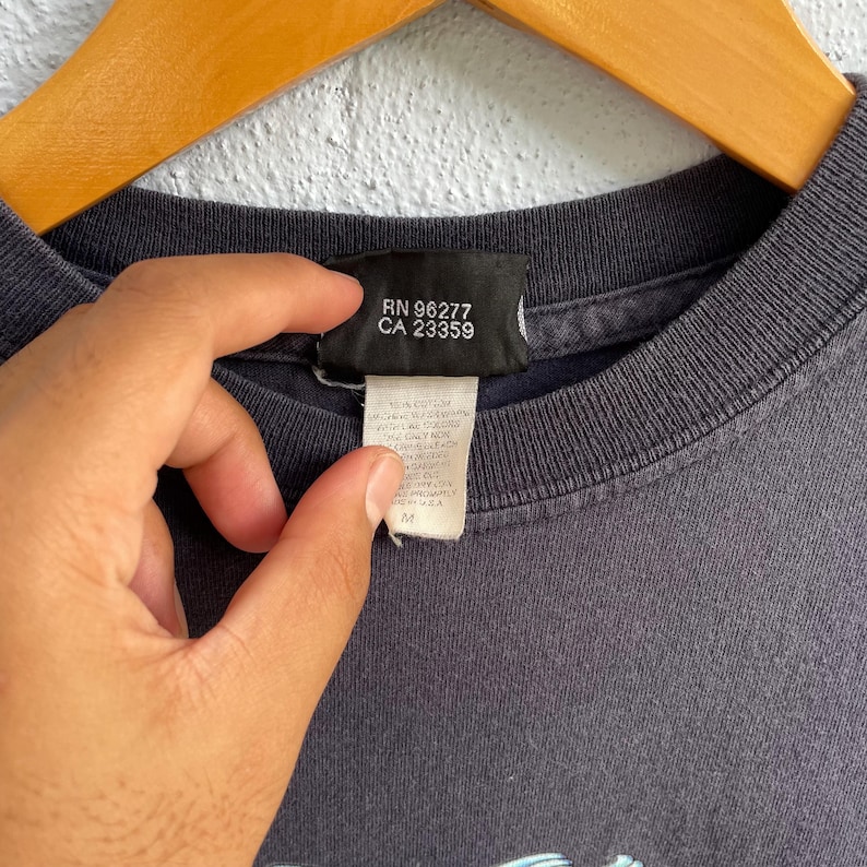 Camiseta vintage de Vans Skate - Camiseta gráfica negra desteñida - Logotipo tribal ondulado Y2K a doble cara - Estilo streetwear skater de los 90 imagen 5