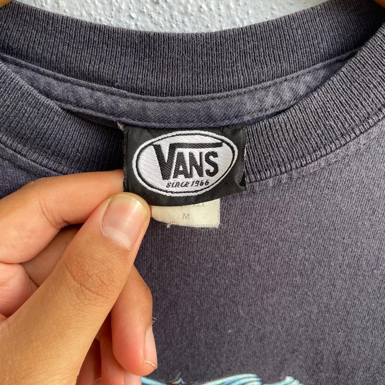 Camiseta vintage de Vans Skate - Camiseta gráfica negra desteñida - Logotipo tribal ondulado Y2K a doble cara - Estilo streetwear skater de los 90 imagen 4