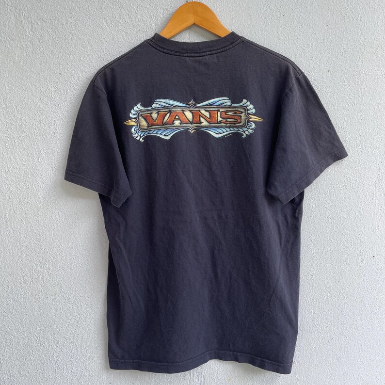 Camiseta vintage de Vans Skate - Camiseta gráfica negra desteñida - Logotipo tribal ondulado Y2K a doble cara - Estilo streetwear skater de los 90 imagen 1