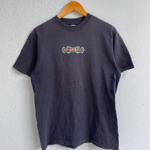 Camiseta vintage de Vans Skate - Camiseta gráfica negra desteñida - Logotipo tribal ondulado Y2K a doble cara - Estilo streetwear skater de los 90 imagen 3