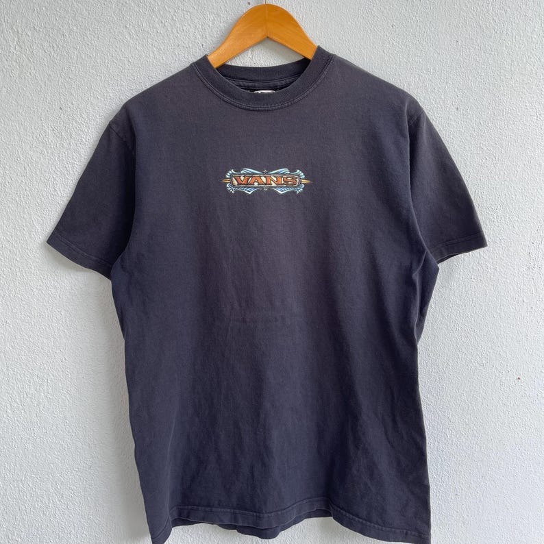 Camiseta vintage de Vans Skate - Camiseta gráfica negra desteñida - Logotipo tribal ondulado Y2K a doble cara - Estilo streetwear skater de los 90 imagen 3