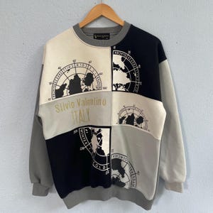 Puede incluir: Un juego de tres tazas de cerámica con un acabado moteado y mate. Las tazas son de color crema, gris claro y gris oscuro. Cada taza tiene un diseño simple y minimalista, ideal para café o té.