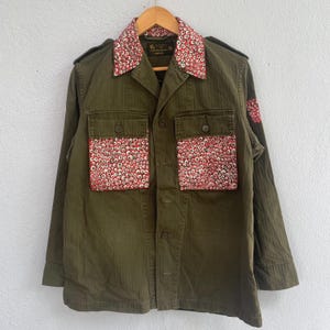 Upgecycelte Militärjacke – Individuell gestalteter Patchwork-Feldmantel – Künstlerisches, handgemaltes Augenmotiv – Einzigartiges olivgrünes Funktionshemd