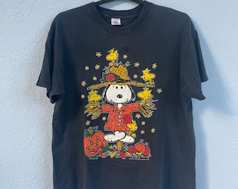 Camiseta vintage de Halloween de los 90 de Snoopy - Camiseta negra desteñida con estampado de Peanuts - Moda retro de otoño con calabazas - Top espeluznante de Woodstock Talla XL
