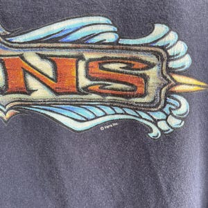 Camiseta vintage de Vans Skate - Camiseta gráfica negra desteñida - Logotipo tribal ondulado Y2K a doble cara - Estilo streetwear skater de los 90 imagen 2