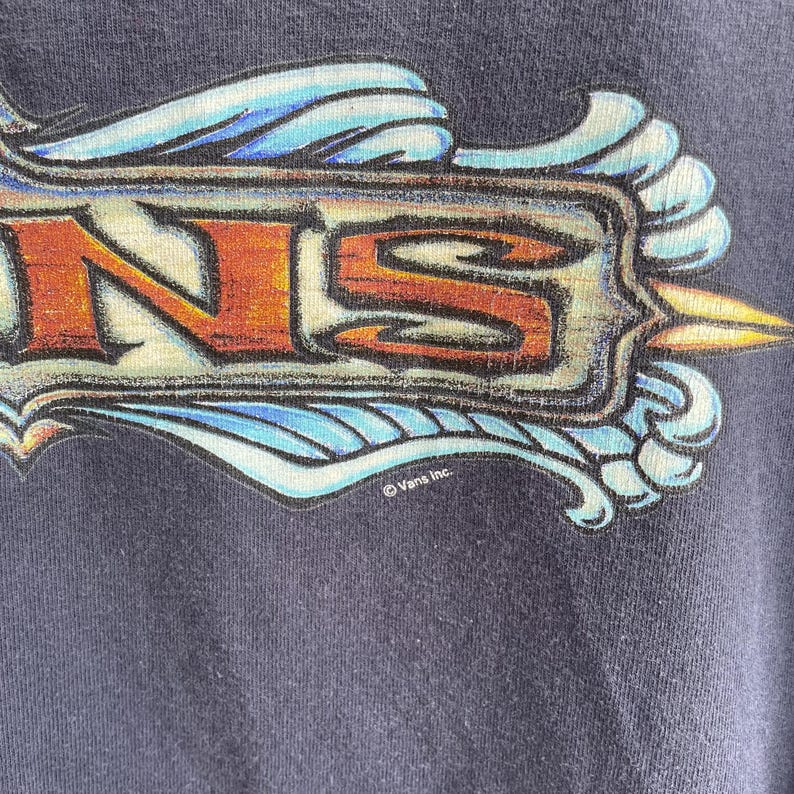 Camiseta vintage de Vans Skate - Camiseta gráfica negra desteñida - Logotipo tribal ondulado Y2K a doble cara - Estilo streetwear skater de los 90 imagen 2