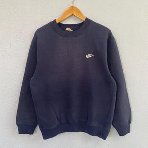 Sudadera Nike vintage de los 90 - Cuello redondo azul marino minimalista - Sudadera retro con logo Nike bordado - Ropa deportiva clásica de antaño - Talla grande
